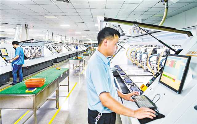 七月三十一日，榮昌高新區重慶電子電路產業園，工作人員正忙碌著趕制訂單。記者 齊嵐森 攝\視覺重慶