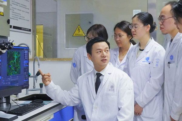 陳陶工作照。重醫附屬口腔醫院供圖