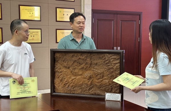 重慶“萬州城區木雕地形模型”。重慶市測繪科學技術研究院供圖