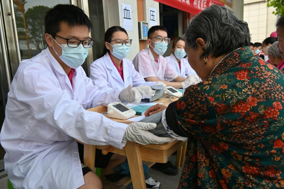 實踐團成員為村民測血壓。主辦方供圖
