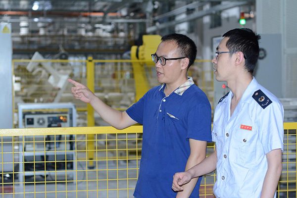 榮昌區稅務人員到惠達智能家居（重慶）有限公司了解企業生產經營情況，宣傳稅費優惠政策。高旭楠攝