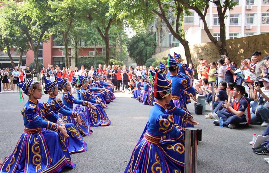 舞蹈社同學精彩的表演引來眾人圍觀。重慶一中供圖