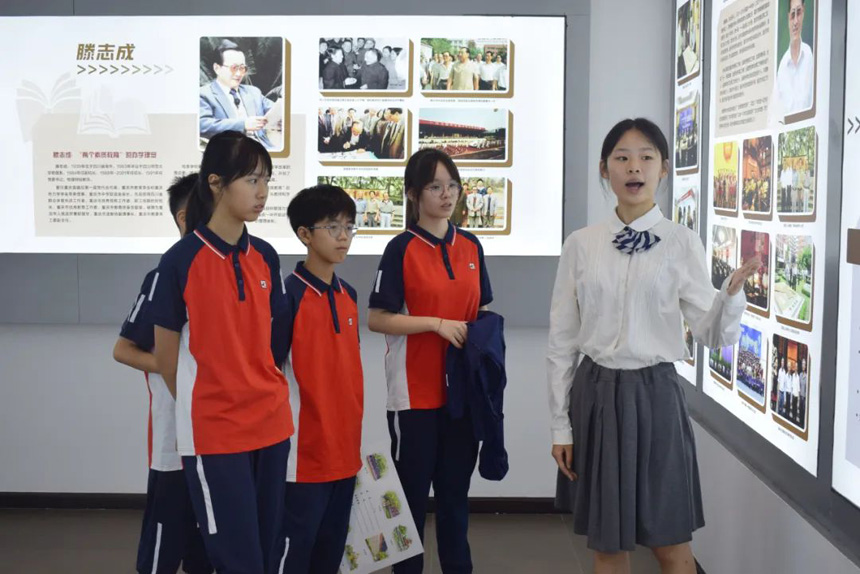 學姐為新生講解校史。重慶一中供圖