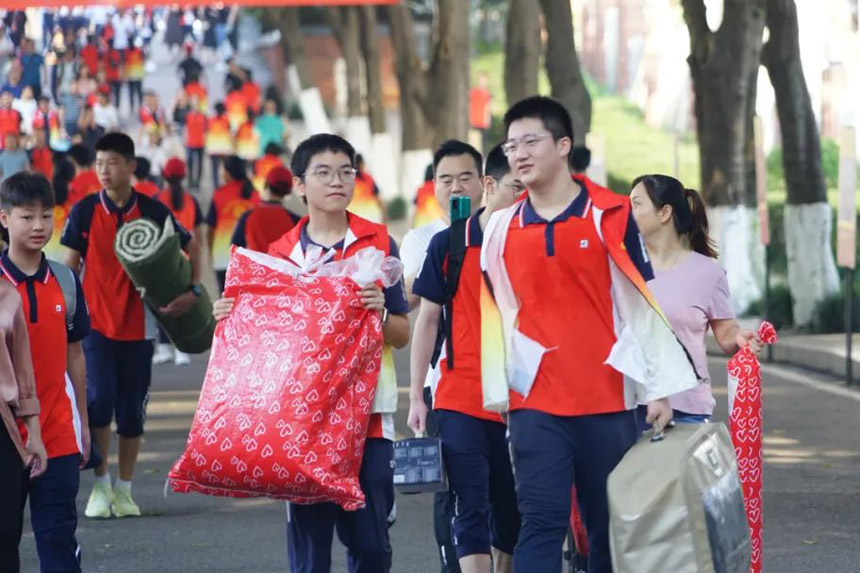 志愿者為新生搬運行李。重慶一中供圖