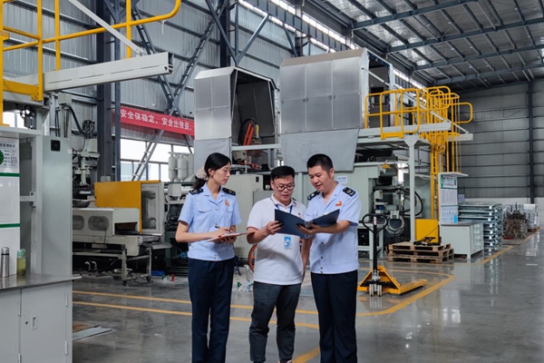 銅梁稅務人員走訪重慶友盟鑫金屬科技有限公司，宣傳講解留抵退稅等稅費支持政策。&nbsp;劉星鑫攝