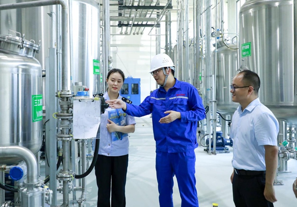 在重慶天地藥業的新產業園內，忠縣稅務人員走訪了解企業生產情況，宣傳輔導稅收優惠政策。宋棚祥攝