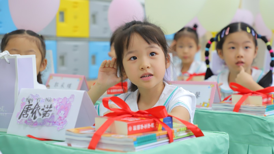 別樣的“開學禮”?？崭坌鲁侨撕徒中W供圖