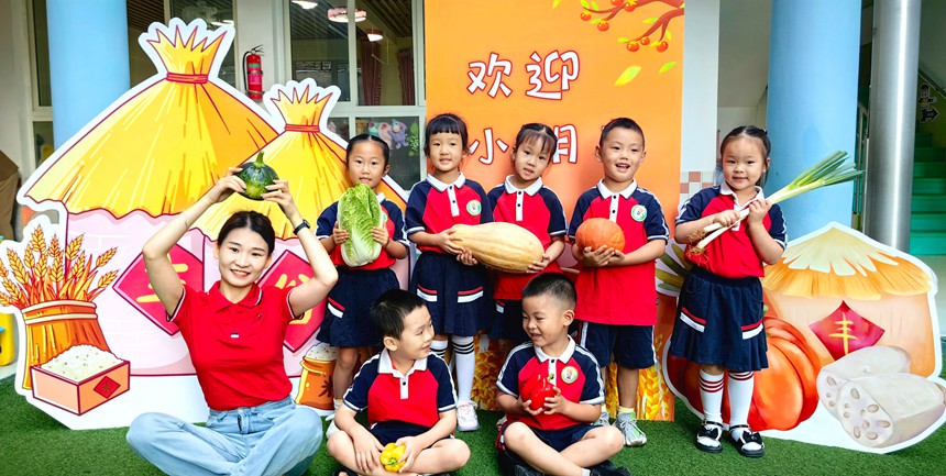 實驗幼兒園人民南路園區開展“萌娃曬秋 樂享豐收”活動，讓孩子們感受豐收的喜悅，點燃新學期的激情。