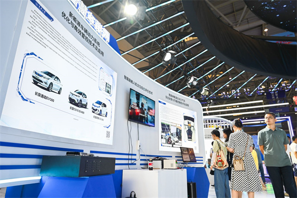 智慧車聯網展區的智能座艙人際交互綜合評價技術項目。鄒樂攝