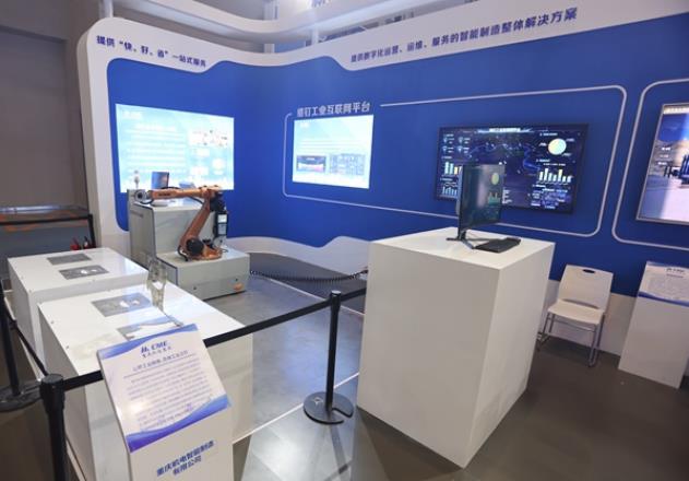 絡釘工業互聯網平臺、絡釘復合機器人系統。重慶機電集團供圖