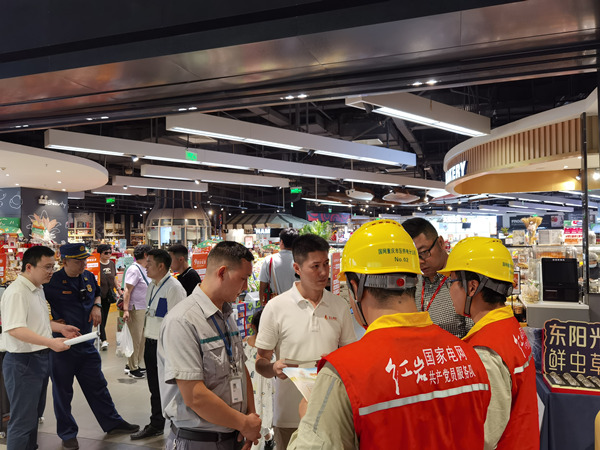 國網重慶市電力公司和重慶市消防救援總隊工作人員向來福士物業管理人員及商鋪負責人講解安全用電和消防知識。秦雪攝