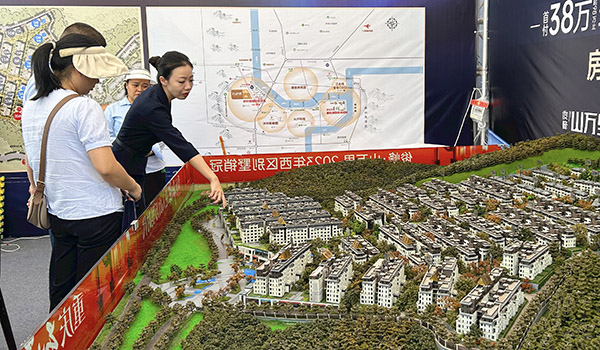 工作人員正為市民講解。唐鑫攝