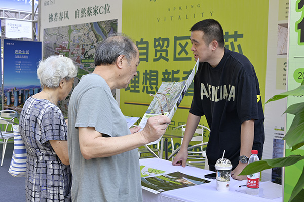市民正在了解相關內容。重慶市住房城鄉建委供圖