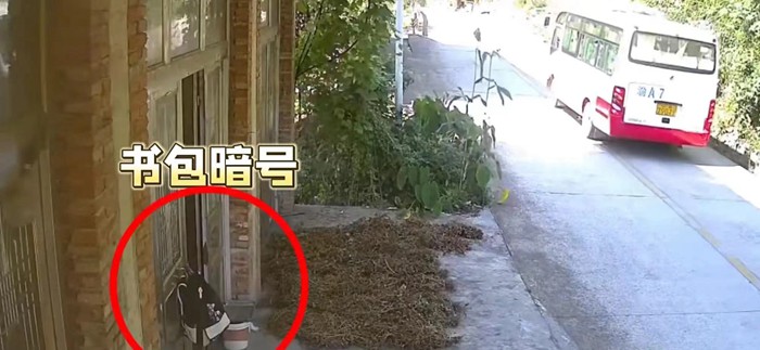 門口掛書包，是公交司機和留守兒童之間的“接頭暗號”。視頻截圖