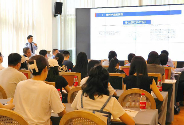 重慶經開區稅務局組織人員走進重慶軟件園，向園區軟信企業講解相關稅費優惠政策，開展專題答疑。 歐陽蕾攝