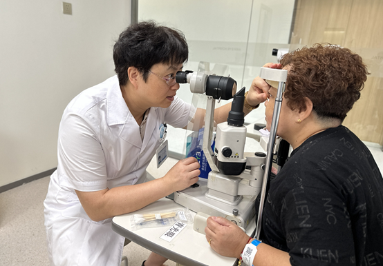 張曉城為患者檢查眼部情況。重慶南坪愛爾眼科醫院供圖