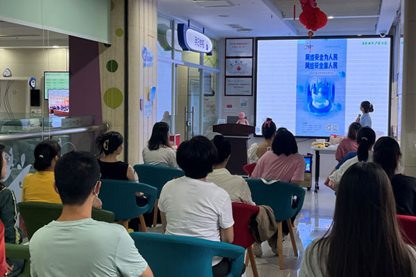 健康教育科在孕婦學校開展網絡安全宣傳活動。璧山區婦幼保健院供圖