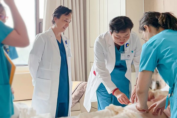 查房現場。重慶安琪兒婦產醫院供圖