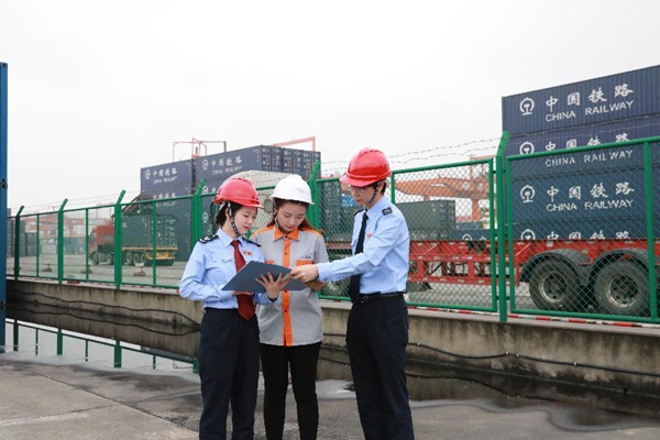 沙坪壩區稅務人員走訪物流企業，了解企業經營情況及涉稅需求。陳賽亞攝