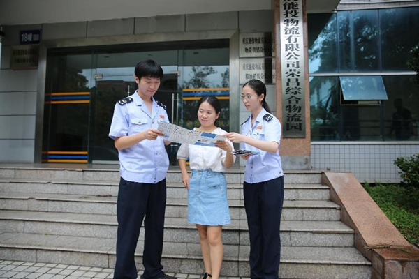 在重慶能投物流有限公司，榮昌區稅務人員向公司財務人員宣傳物流企業相關稅費優惠政策。文明燕攝