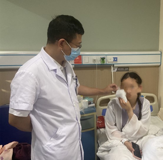 醫生袁洪峰為患者做檢查。重慶愛爾眼科醫院總院供圖