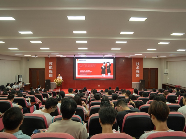 活動中，重慶市稅務局第八稽查局工作人員講解重大稅收違法失信主體和納稅信用修復相關內容。姜鐘偉攝