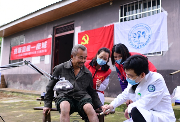上門為患者服務。重醫附屬璧山醫院供圖