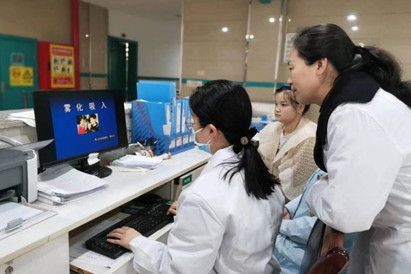 霧化吸入技術指導。璧山區青杠街道社區衛生服務中心供圖