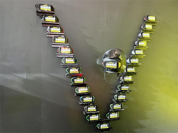 智能頭盔屏。馬春鵬攝