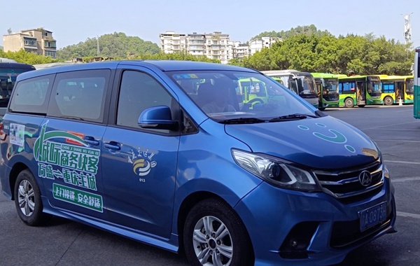 城際快客“萬盛?重慶”。愉客行供圖