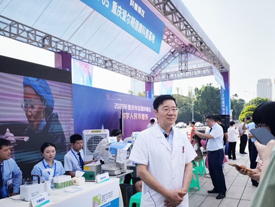 趙敏進行科普講解。重慶愛爾眼科醫院總院供圖