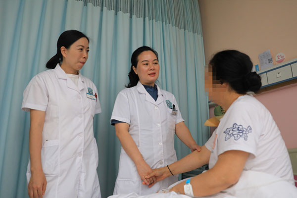 查看患者情況。蒲莉攝