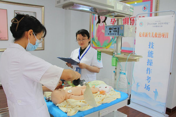 危重新生兒救治考核。江津區婦幼保健院供圖