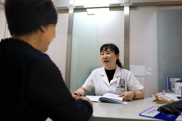 了解患者情況。田倩攝