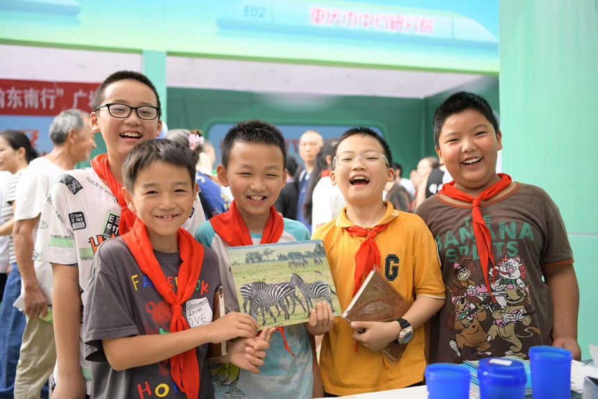 青少年來廣場科普活動體驗。重慶市科技局供圖