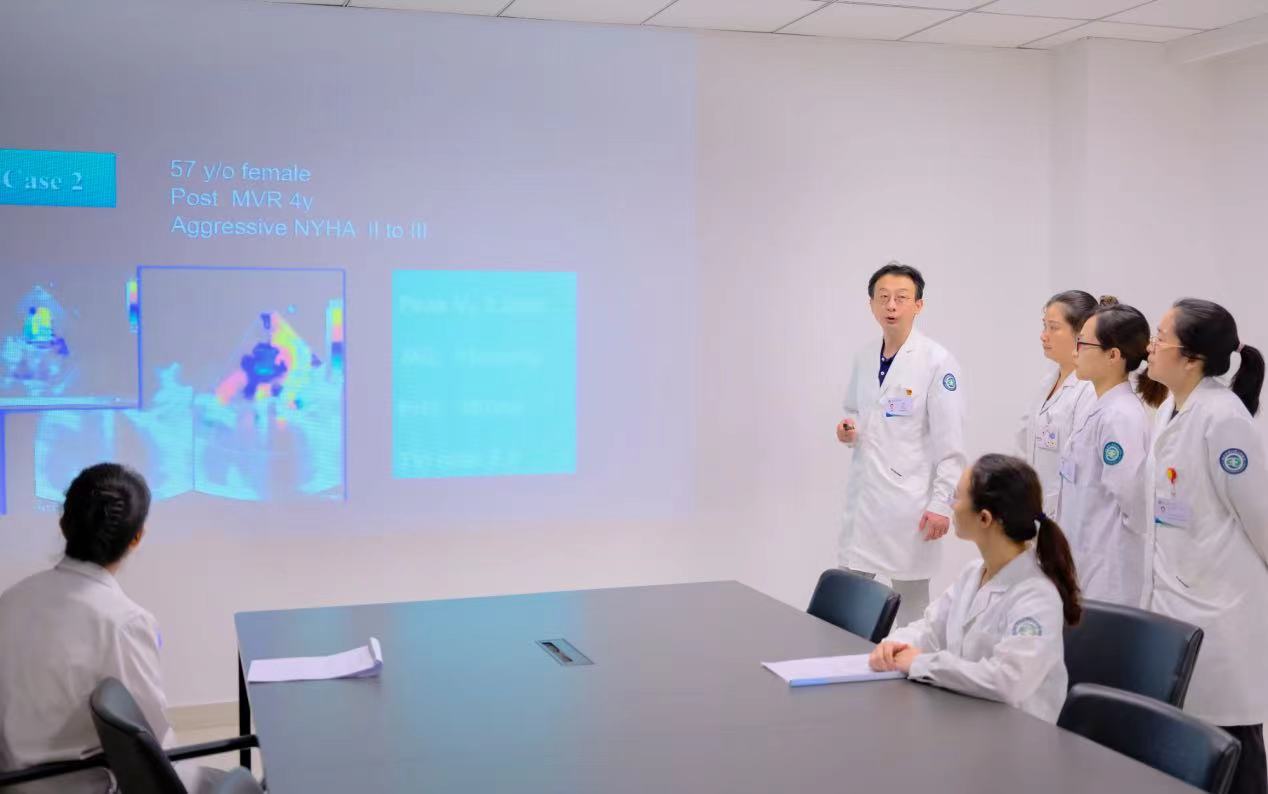 盧岷帶領科室骨干開展業務學習 胡悅建攝