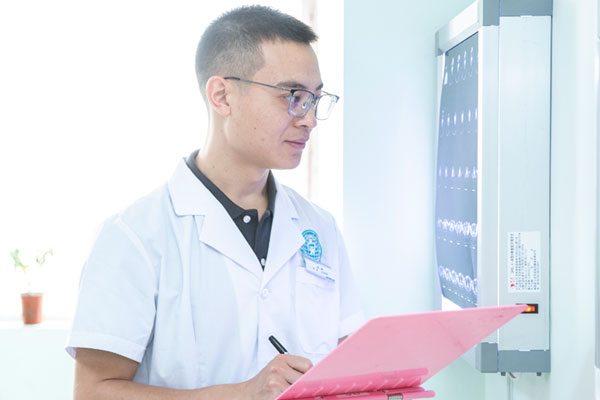 長壽區婦幼保健院乳腺外科主任醫師李毅。田倩攝