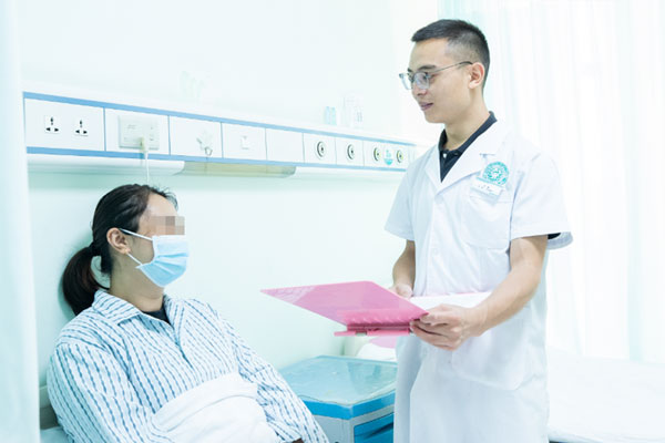 查看患者情況。蒲莉攝