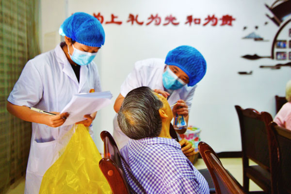 醫生為老年人進行口腔檢查。陶涵攝