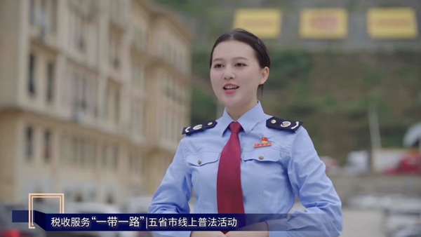 廣西壯族自治區憑祥市稅務人員介紹越南稅收政策。視頻截圖