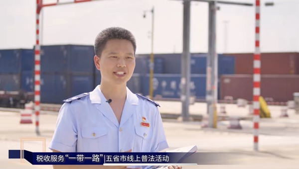 重慶市稅務局工作人員介紹泰國稅收政策。視頻截圖