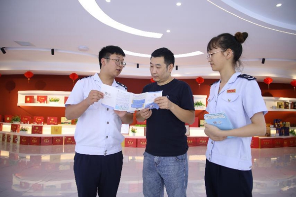 9月20日，豐都縣稅務人員走進當地企業，宣傳講解納稅信用相關政策。張凌云攝