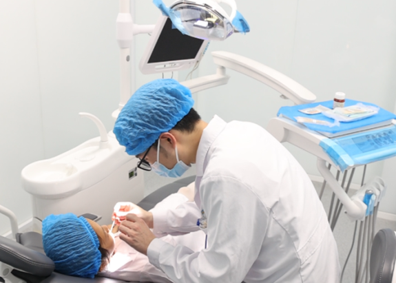 口腔內科醫生為患者治療。重慶西區醫院供圖