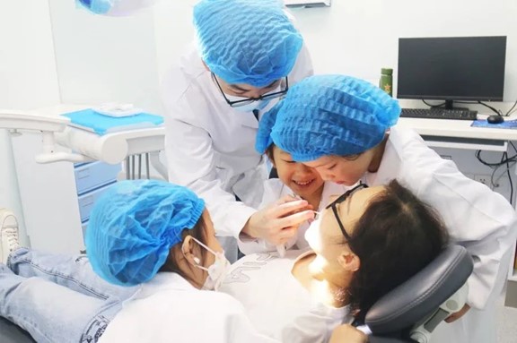 舉辦小小牙醫體驗活動。重慶西區醫院供圖