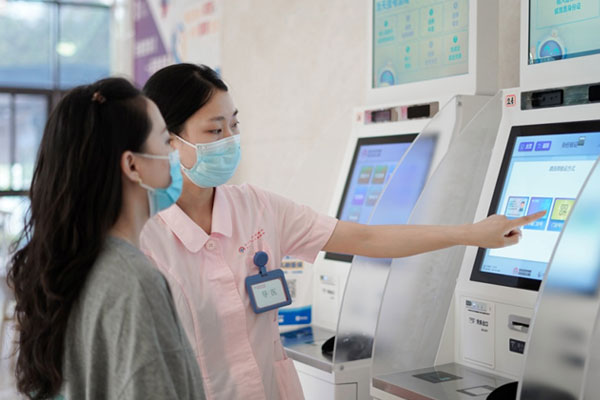 指導就診。永川區婦幼保健院供圖