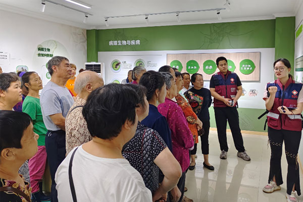 工作人員為參觀者講解。江津區疾控中心供圖
