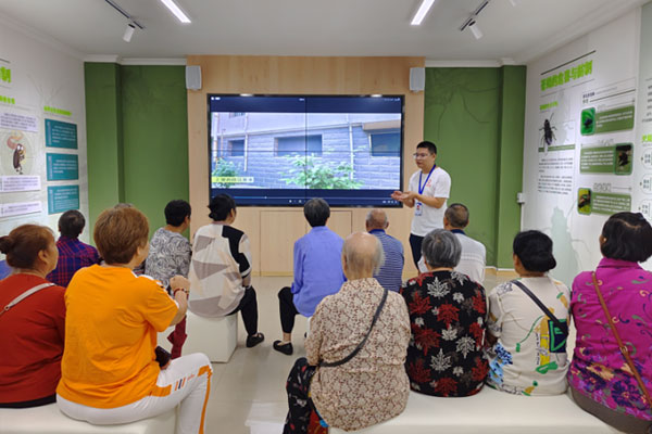 工作人員為參觀者講解。江津區疾控中心供圖
