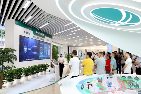 工作人員為參加人員介紹用電服務體驗艙。國網重慶電力公司供圖