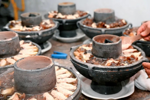 高縣土火鍋。重慶映像·萬達坊供圖