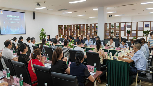 在重慶市九龍坡區西彭鋁產業園，稅務人員與企業座談，解答企業疑問。劉澤亮攝